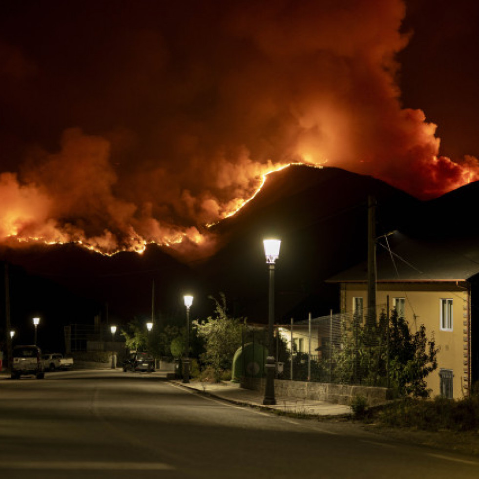 La situación de los incendios en Galicia mejora aunque los de Chandrexa y Trevinca siguen activos