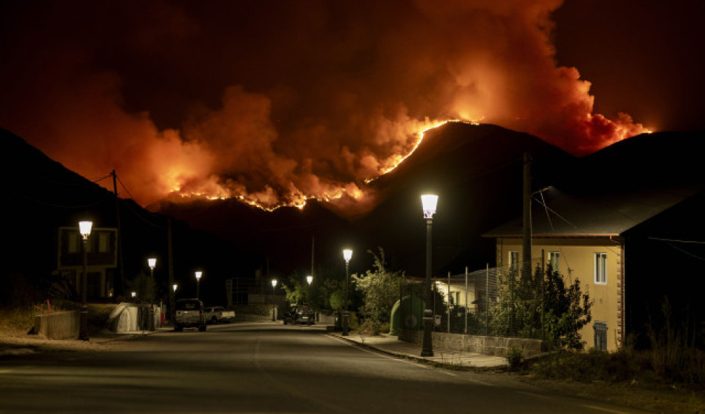 La situación de los incendios en Galicia mejora aunque los de Chandrexa y Trevinca siguen activos