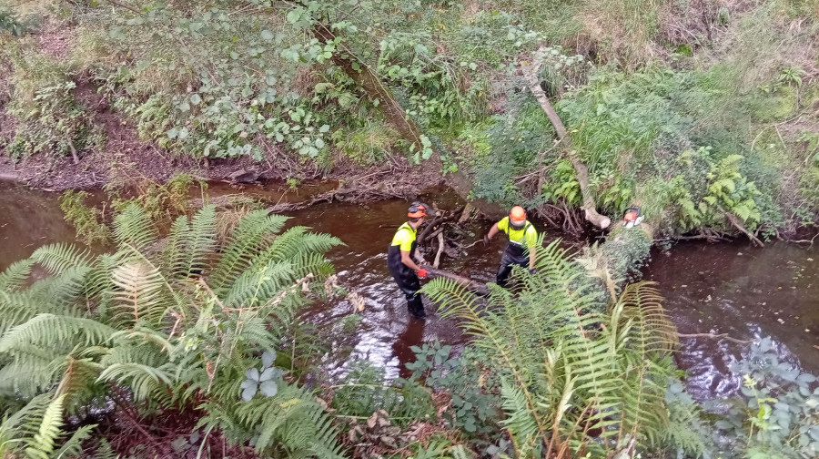 La Xunta lleva a cabo trabajos de conservación en el cauce del río Belelle a su paso por A Capela