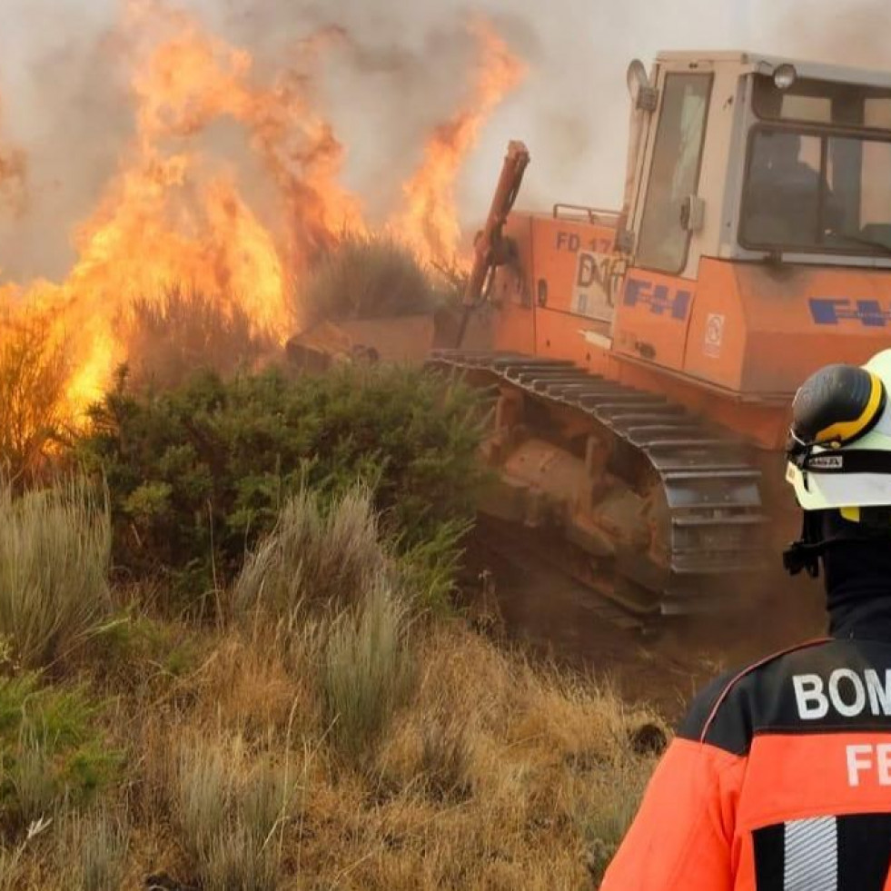Los Bomberos de Ferrol vuelven a la carretera para prestar apoyo en el incendio que afecta a Quiroga, en Lugo
