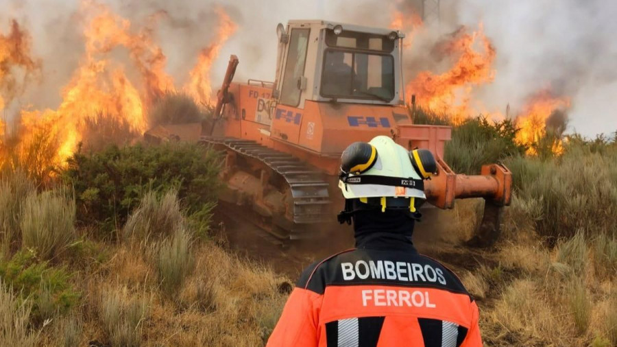 Los Bomberos de Ferrol vuelven a la carretera para prestar apoyo en el incendio que afecta a Quiroga, en Lugo
