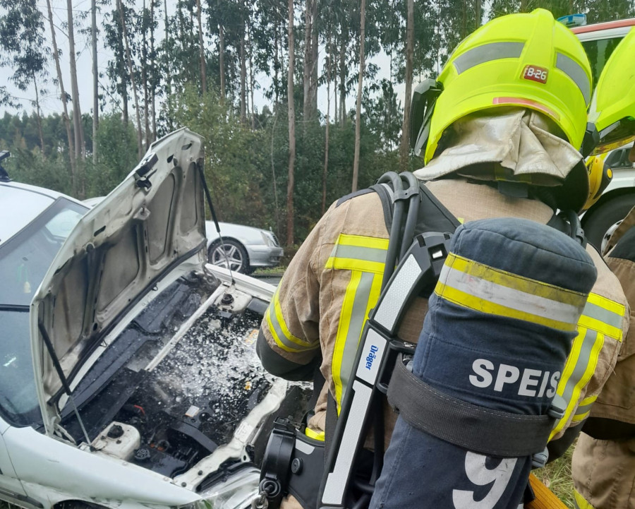 Los bomberos del Speis intervienen en Pedroso por un vehículo en riesgo de incendio