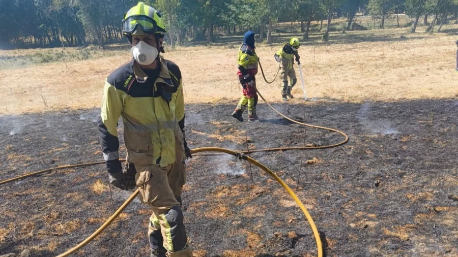 Cinco efectivos de Ferrol y Narón harán el relevo a los bomberos locales en el incendio de Quiroga, Lugo