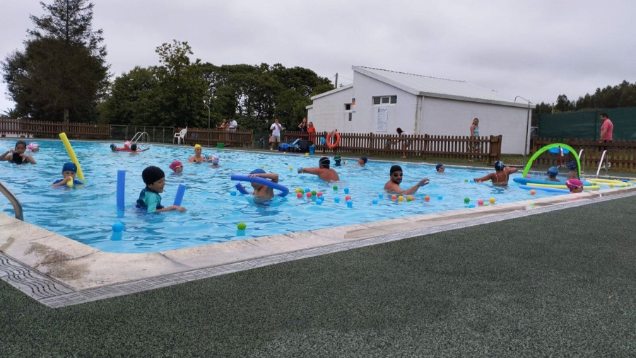Los cursos en la piscina de Valdoviño se despiden del verano con dos jornadas de baño en familia