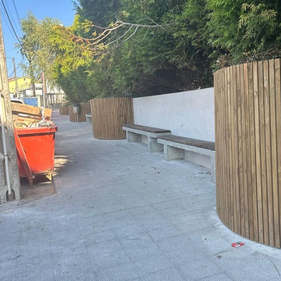 El muro anexo al colegio As Mirandas de Ares luce ya su nuevo aspecto tras la reforma