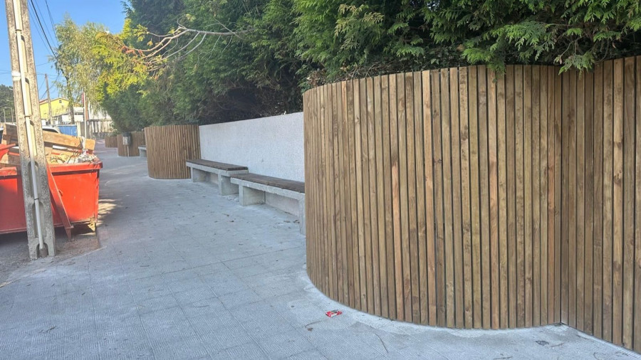 El muro anexo al colegio As Mirandas de Ares luce ya su nuevo aspecto tras la reforma