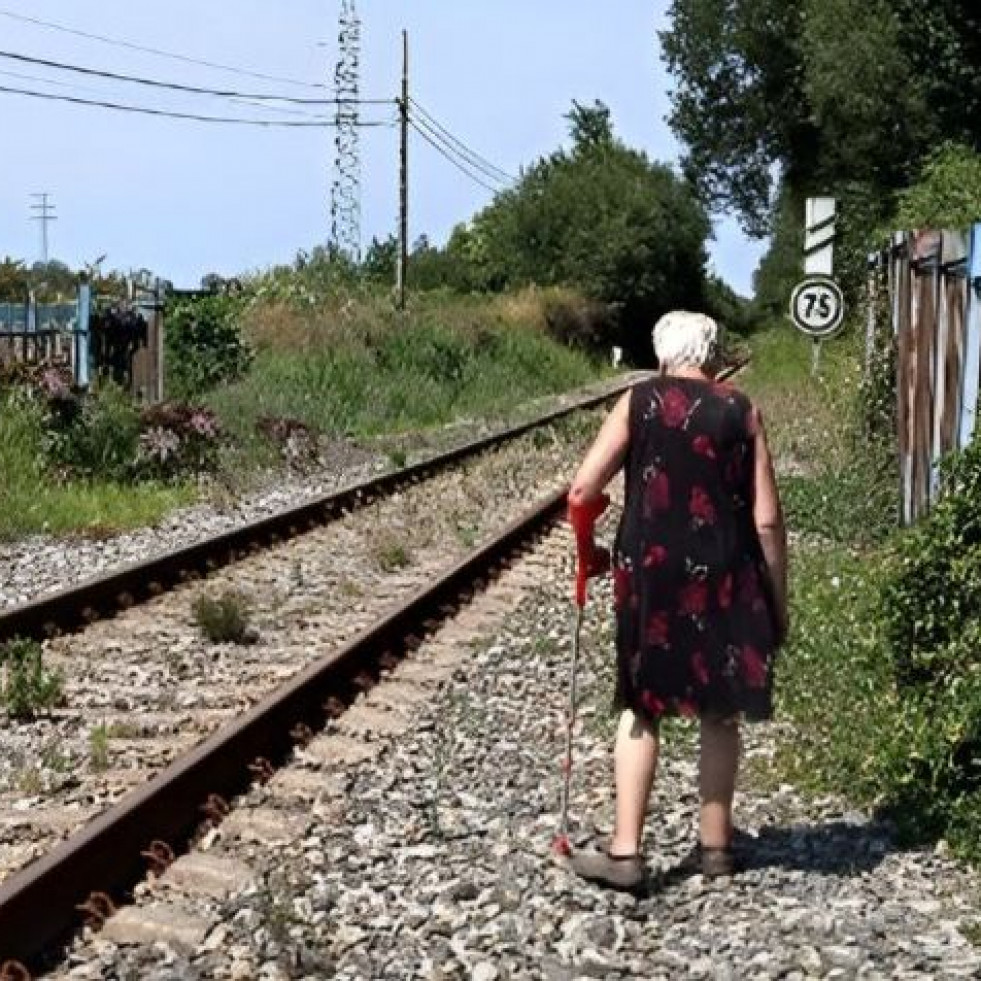 Vecinos de Fene denuncian que sólo pueden acceder a sus propiedades cruzando las vías del tren