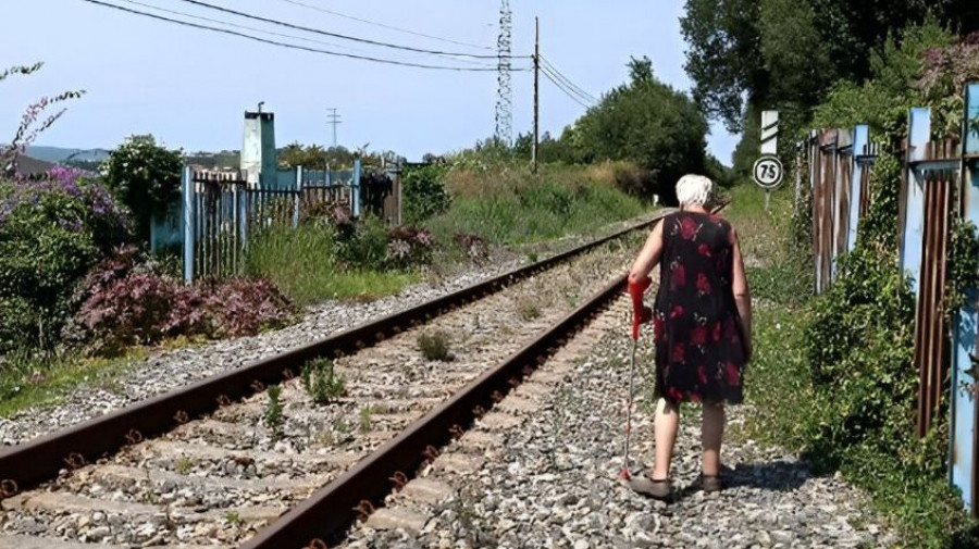 Vecinos de Fene denuncian que sólo pueden acceder a sus propiedades cruzando las vías del tren