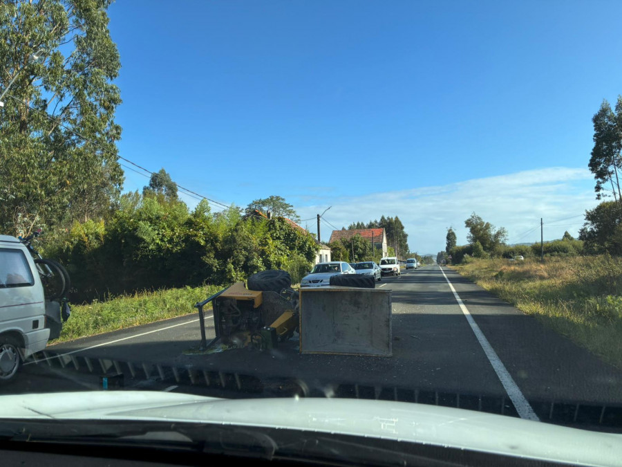 La caída de maquinaria desde un vehículo interrumpe el tráfico en Valdoviño