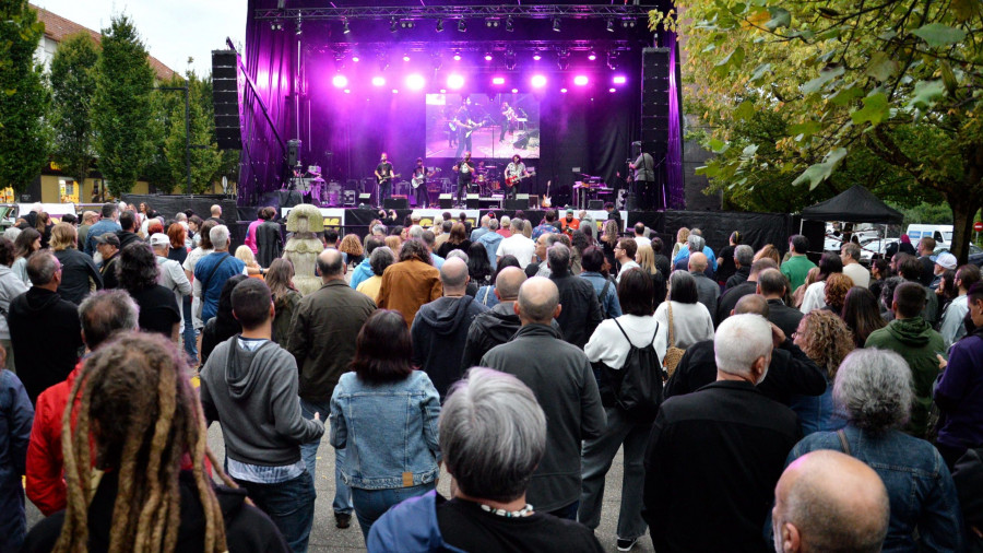 Habaneras y rock and roll, el “combo” de las fiestas que triunfó entre el público de A Magdalena y Canido