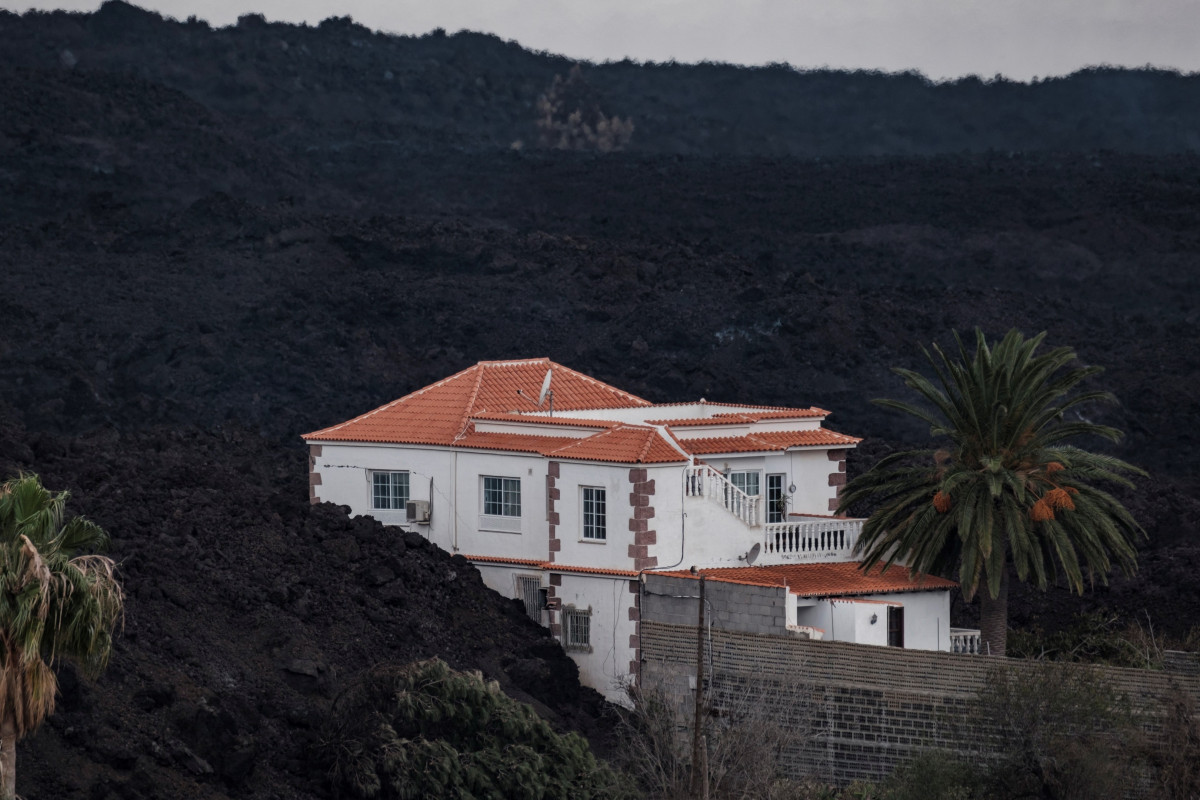 Casa de Los Campitos en La Palma, de la familia Santaella, que sigue en pie entre la lava
