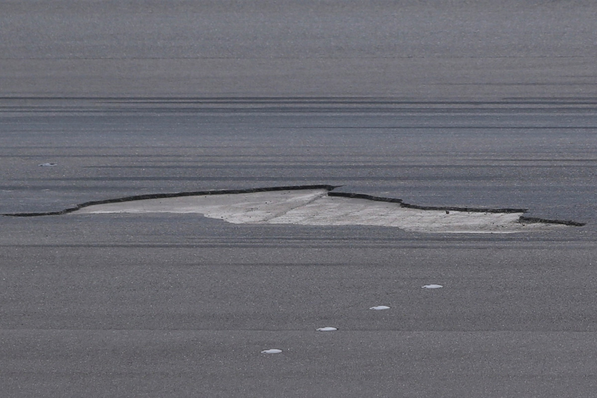 Vista del bache (c) en la pista del aeropuerto de Peinador en Vigo este su00e1bado y que ha provocado que el aeru00f3dromo permanezca inoperativo desde ayer