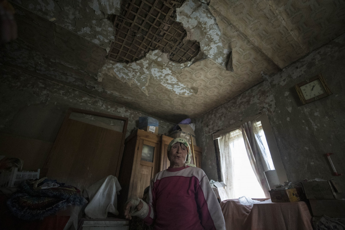 Fotografu00eda tomada el 22 de mayo 2022 de Evdokia, que junto a su marido Kot Vasyl, muestra los destrozos registrados en su vivienda en la localidad de Mala Rohan, pru00f3xima a Ju00e1rkov