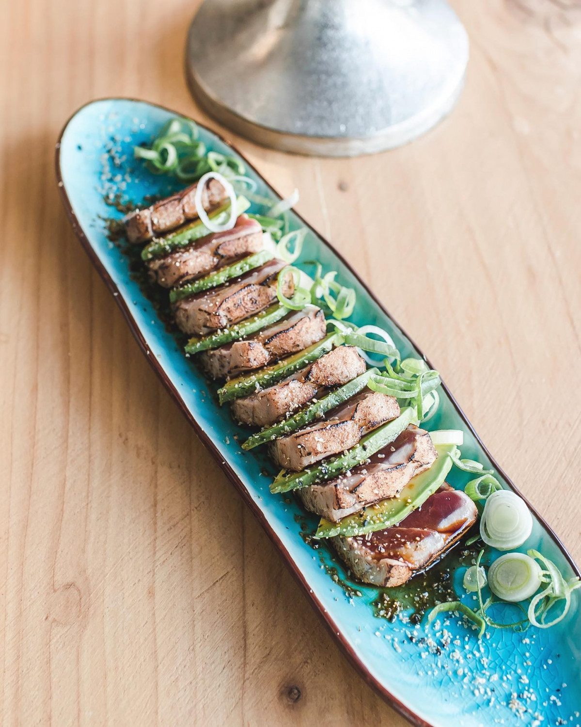 Tataki de atu00fan rojo con aguacate y salsa ponzu, uno de los platos de Art & Sushi