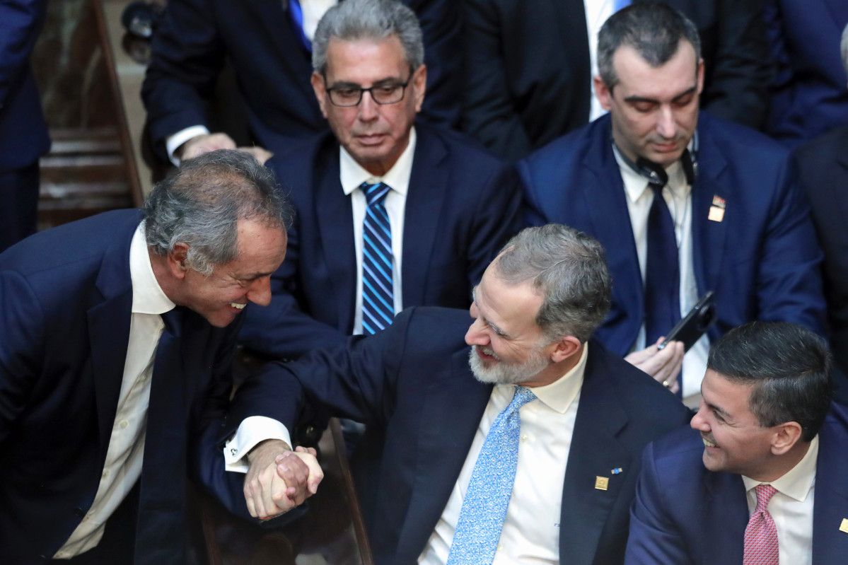 Felipe VI de España (c) junto al presiente de Paraguay, Santiago Peña