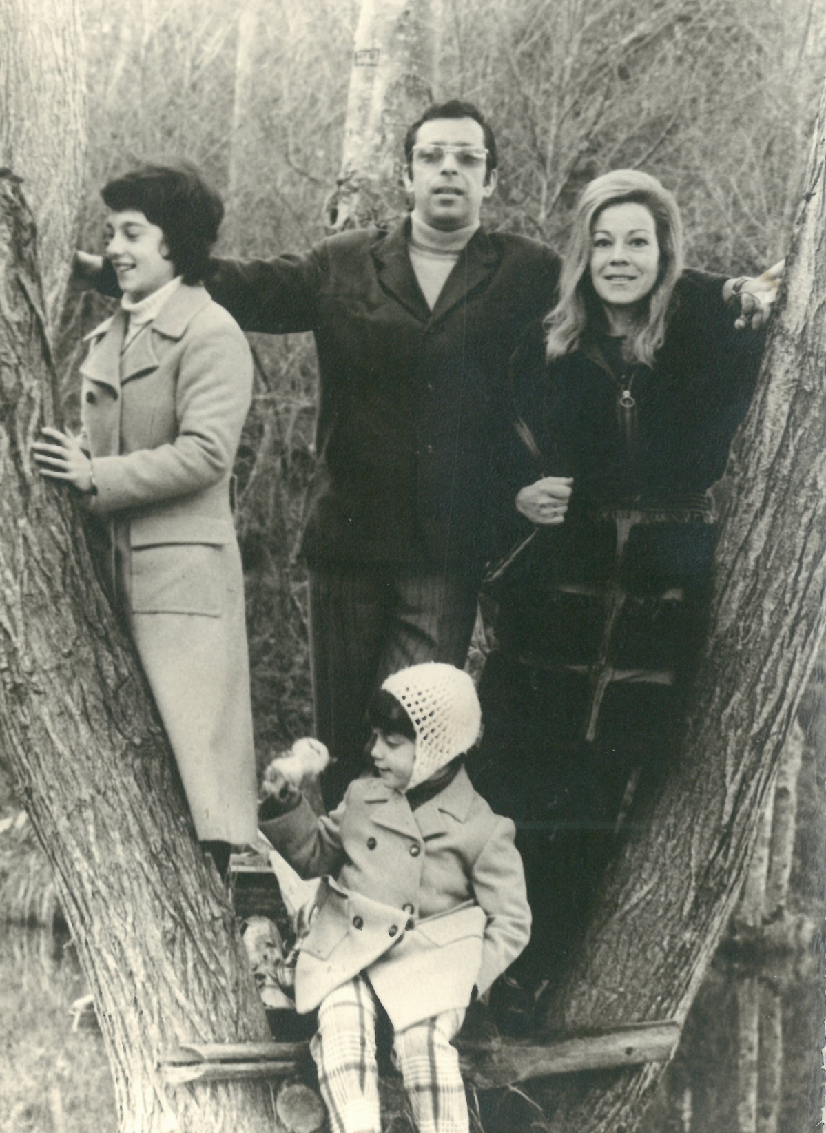 2 Luisa Villalta cos pais e irma ALBUM FAMILIAR