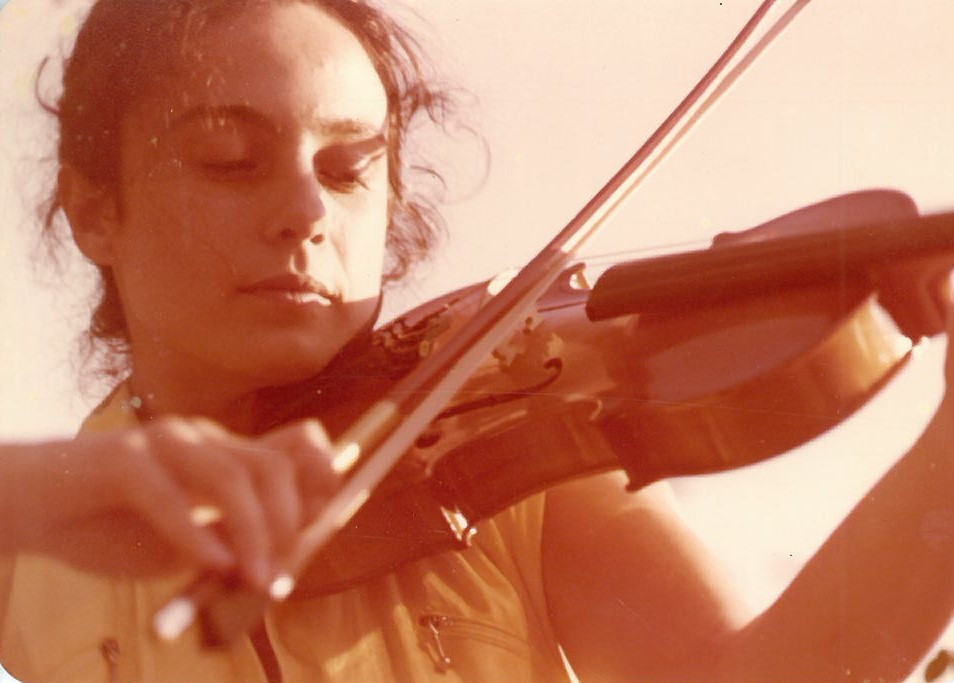4 Luisa Villalta adolescente tocando o violin ARQUIVO FAMILIAR