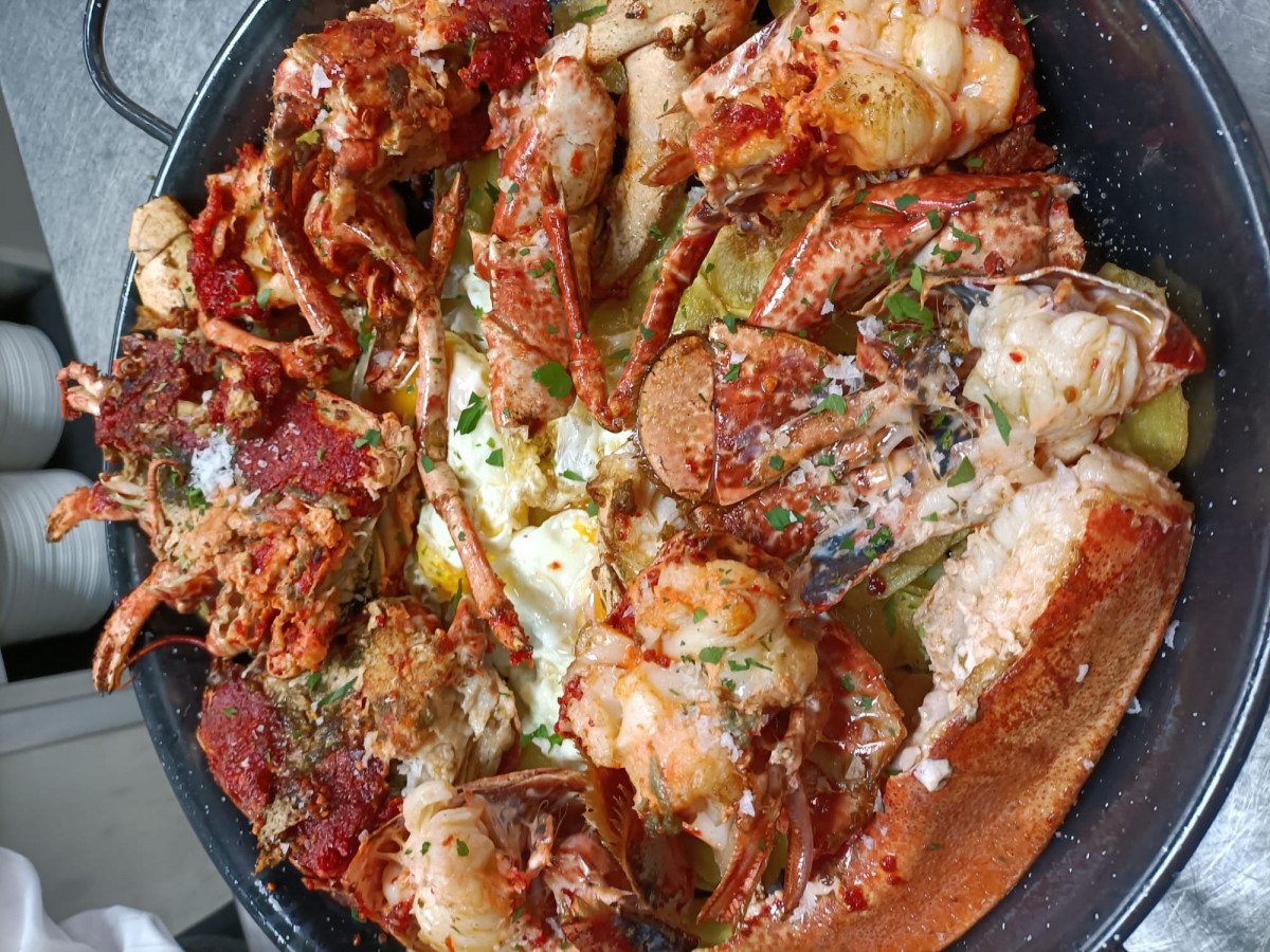 Bogavante frito con patata panadera y huevos en Casa Romu00e1n  